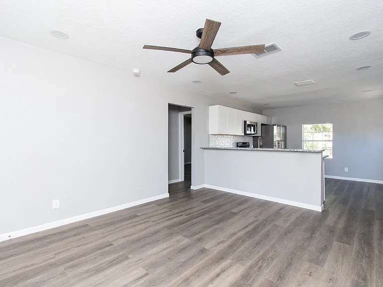 605 N Main St — Photo 3