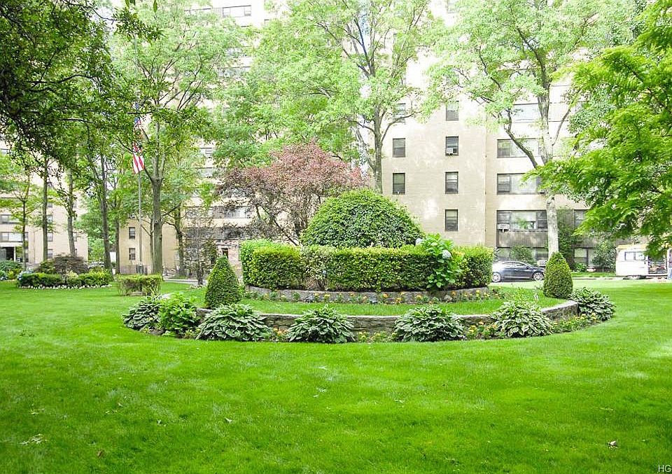 1st image of 8 Fordham Hill Oval APT 6E