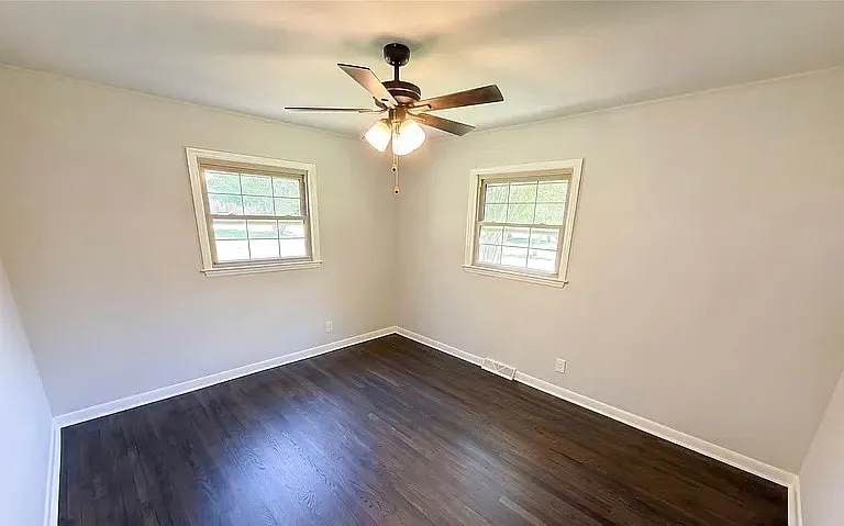 1413 Crestfield Dr — Photo 3