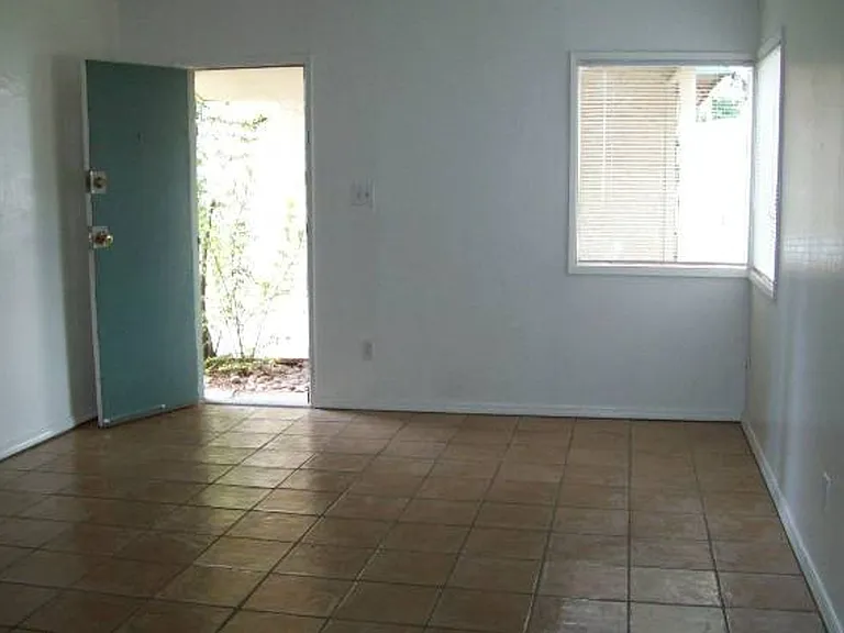 524 W Howe St — Photo 2