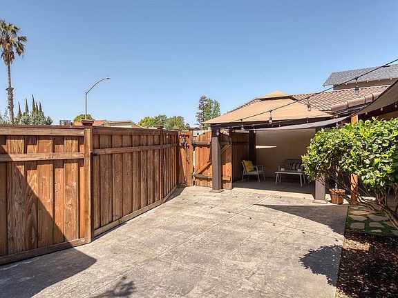 4th image of 3212 Rose Ave