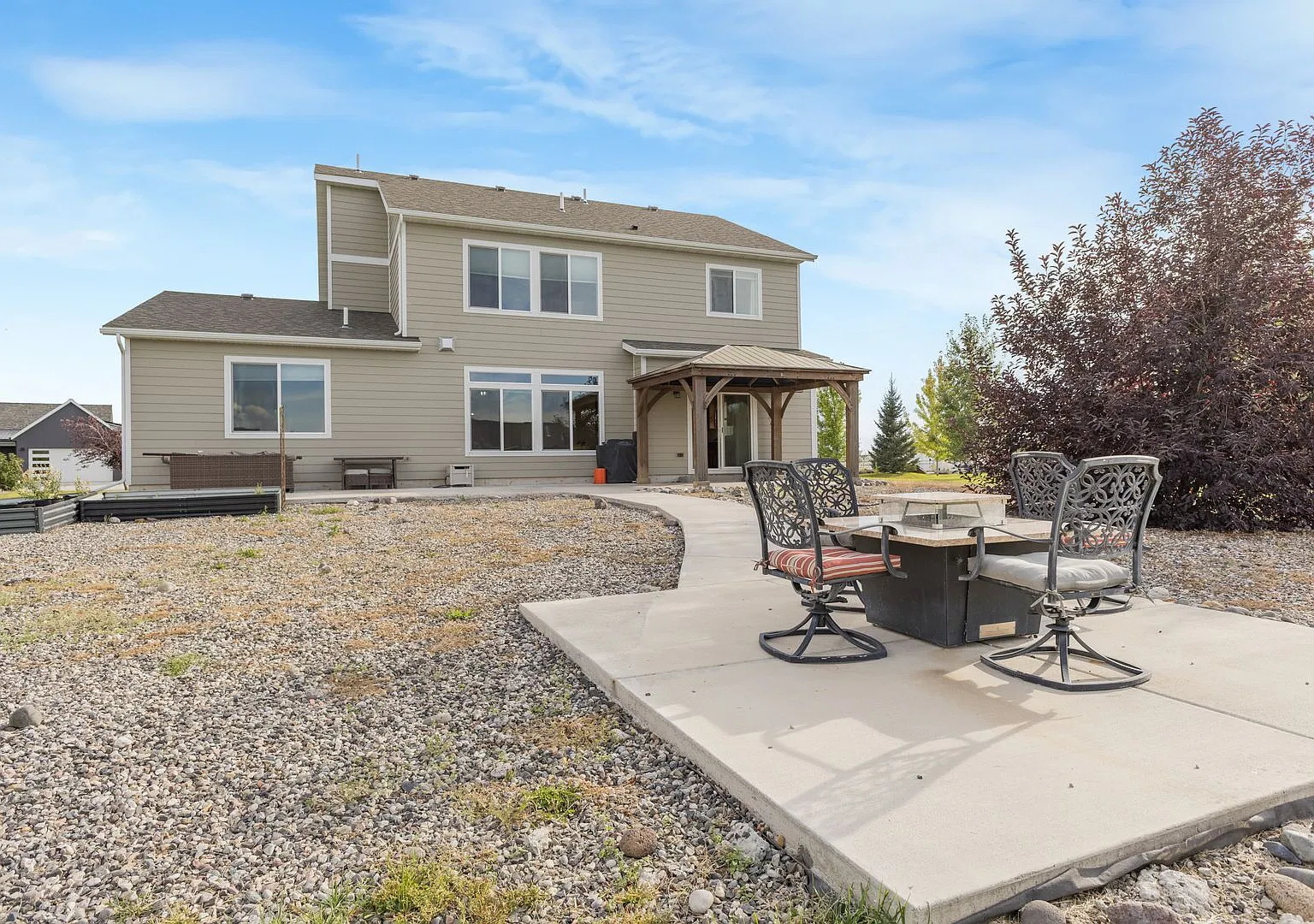 4-bedroom House with Large Yard — Photo 4