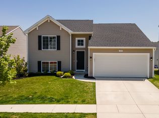 2858 Jordan River Dr, Fowlerville, MI 48836