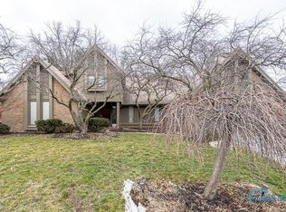 6122 Henthorne Dr, Maumee, OH 43537