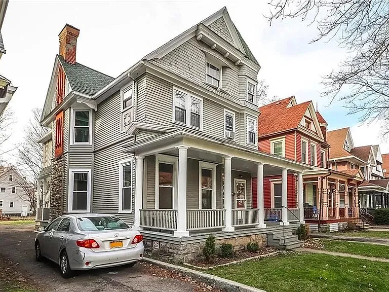 473 Alexander St — Photo 3
