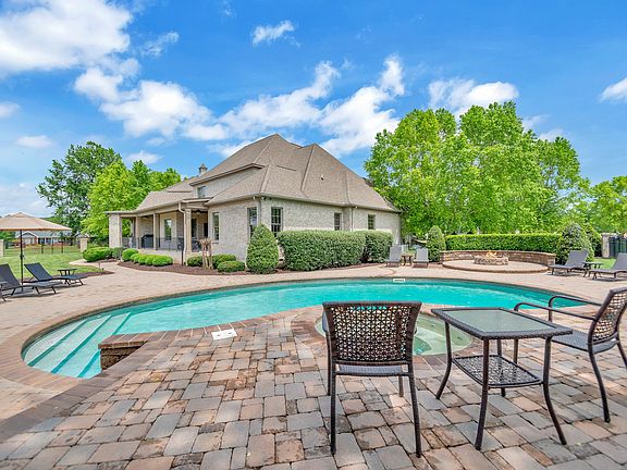 4th image of 102 Rose Garden Ct
