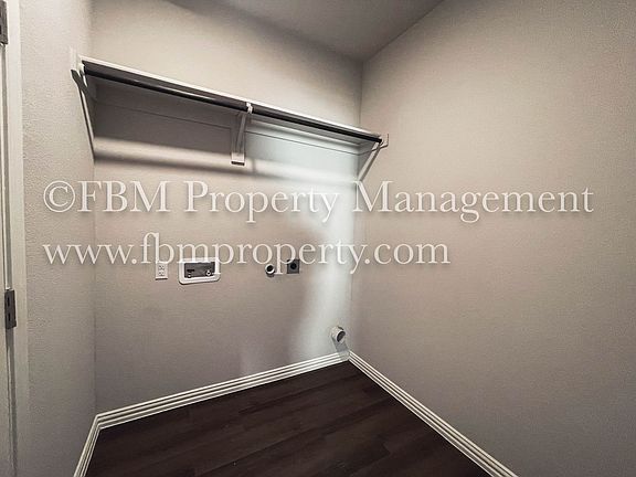 4th image of 390 S Pecan St