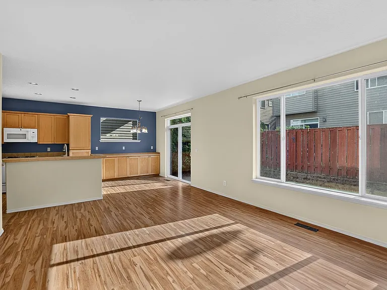 472 NE 60th Ave — Photo 3