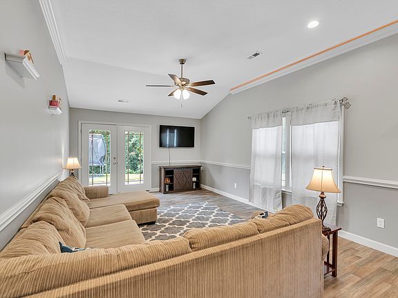 3rd image of 415 Timberwood Dr