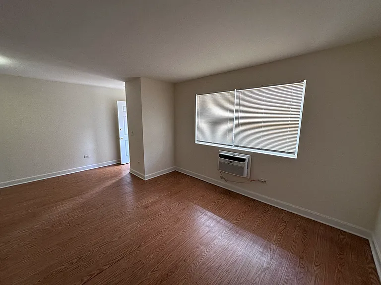 1004 Des Plaines Ave — Photo 4