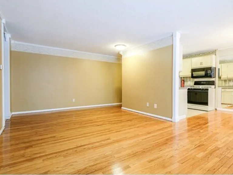 261 Regency Park Dr — Photo 3