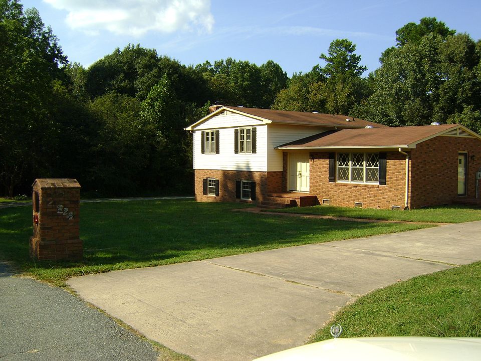 EXTERIOR FRONT w/add'l 3+ open parking spots