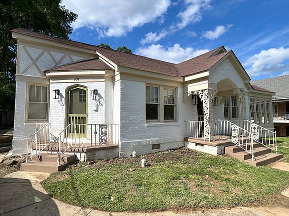 2nd image of 900 Pinehurst Pl