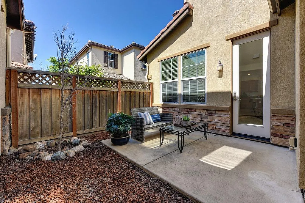 3 bed, 1858 sqft, $3,095 — Photo 4