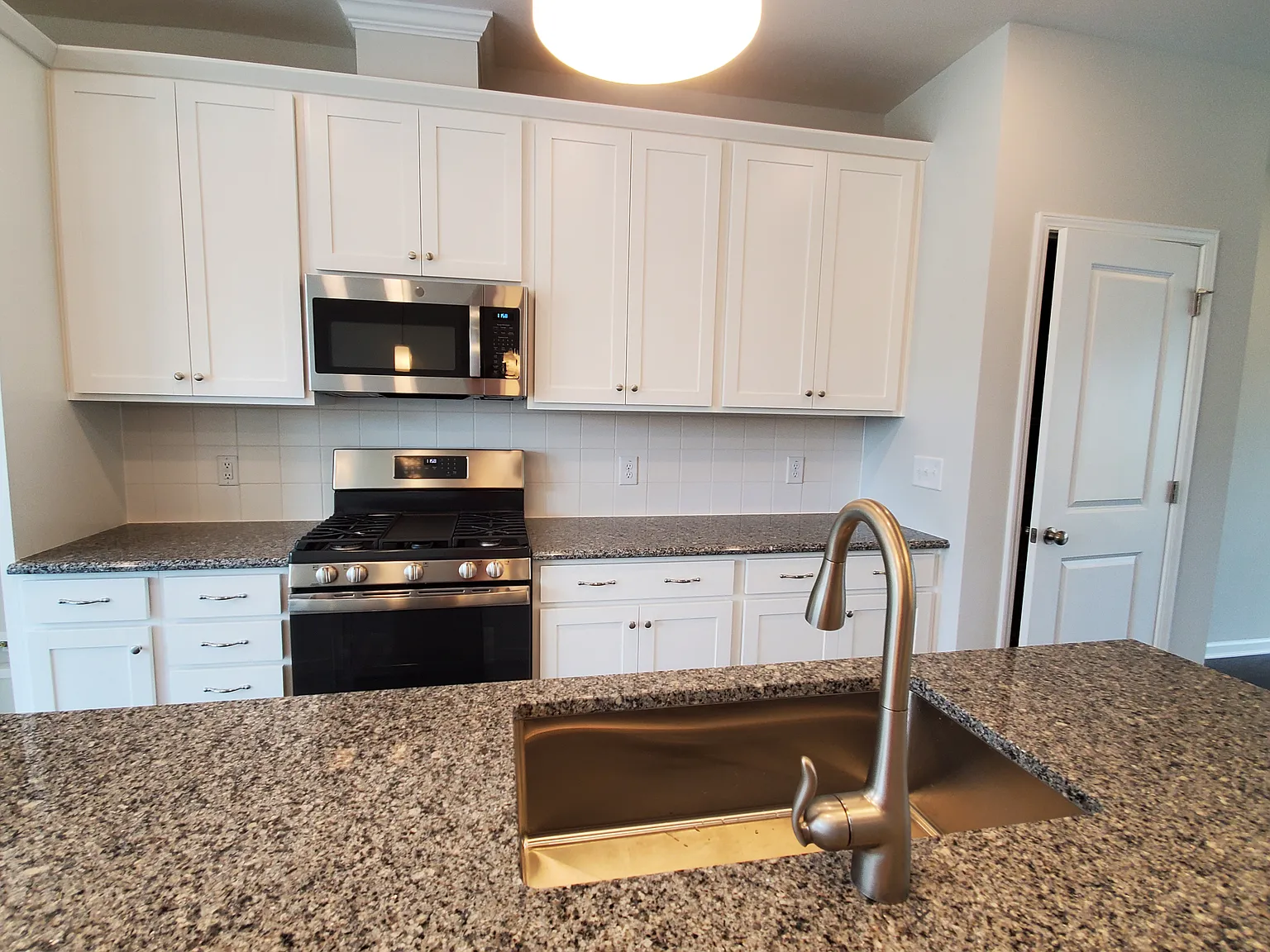 4 bed, 3.5 bath, 2363 sqft, $2,400 — Photo 3