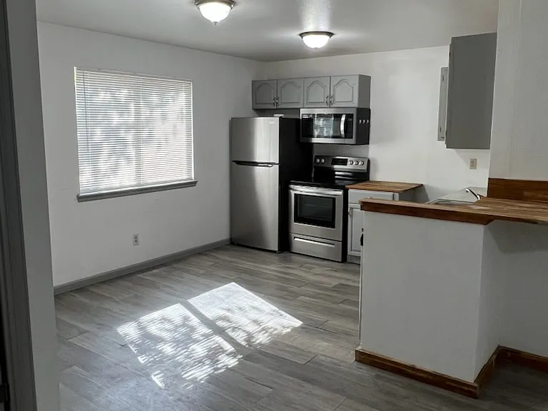 1415 Main St #B — Photo 6