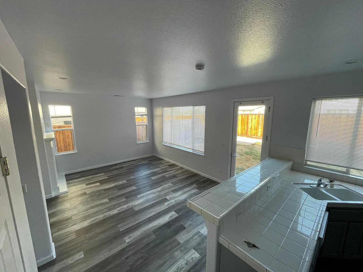 5 bed, 2738 sqft, $3,495 — Photo 2