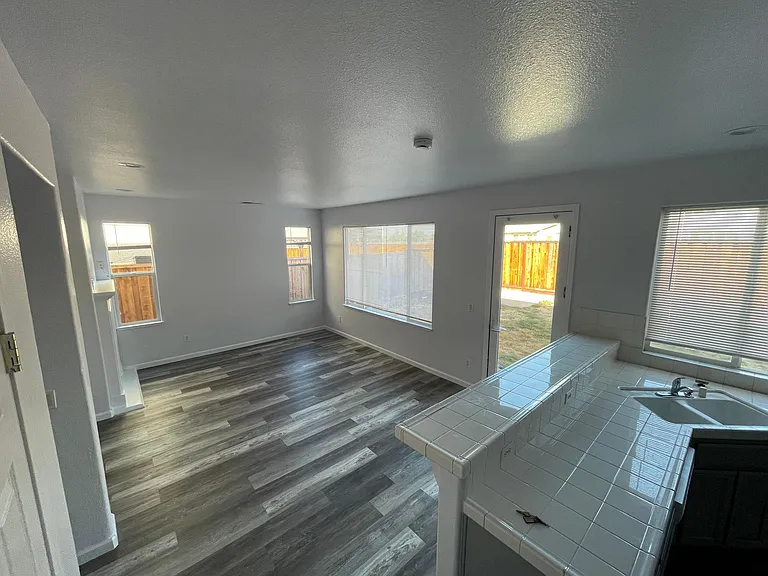 850 Saffron Dr — Photo 2