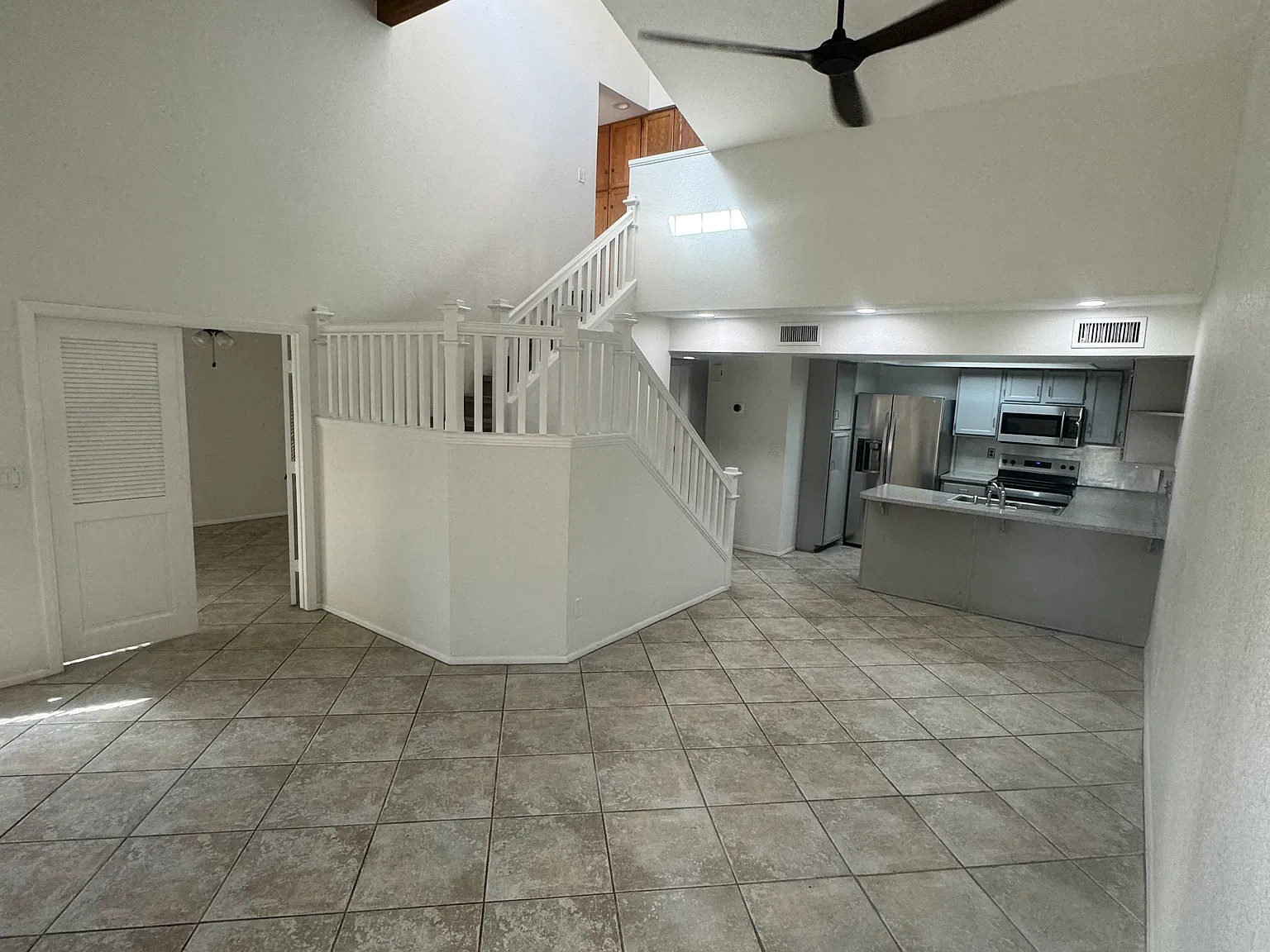 819 N College Ave — Photo 2