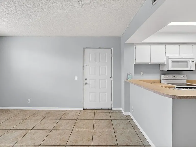 738 Executive Center Dr #21-10-21 — Photo 3