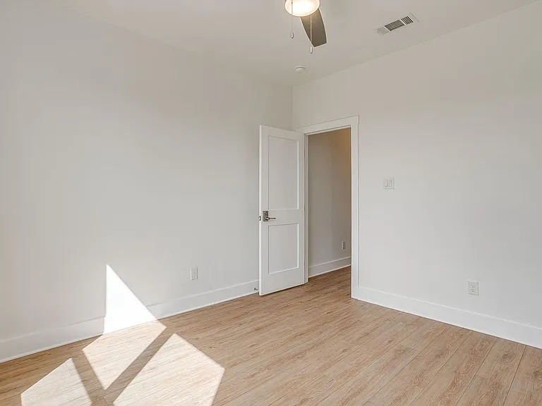 2333 Benbrook Blvd — Photo 40