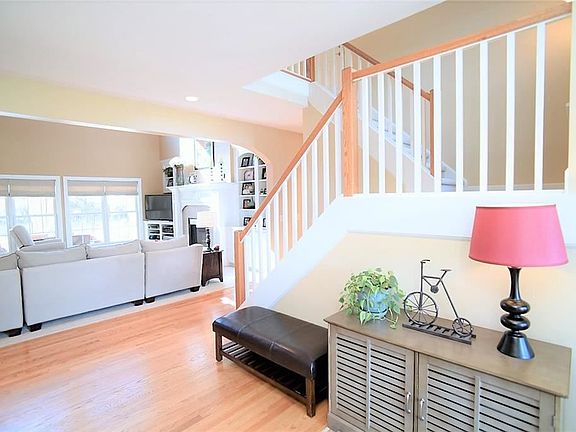 3rd image of 7961 Bramwell Park