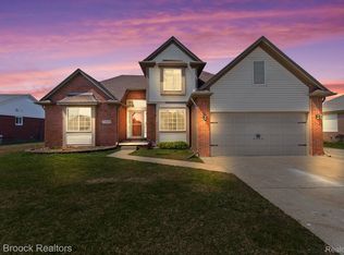 52449 Robins Nest Dr, Chesterfield, MI 48047