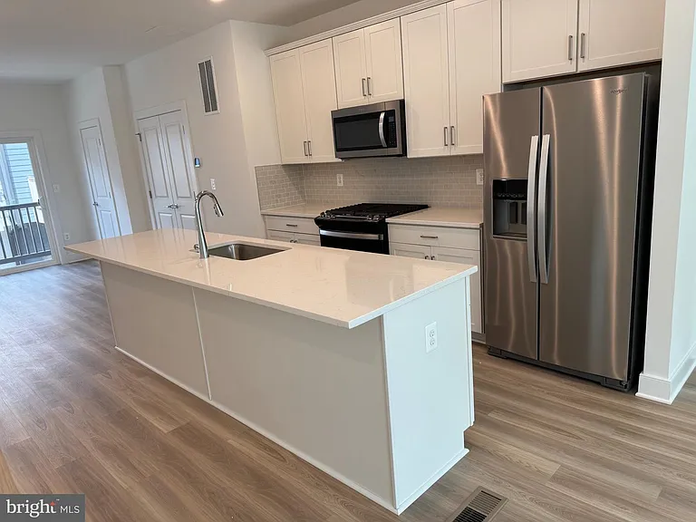 831 King Farm — Photo 6