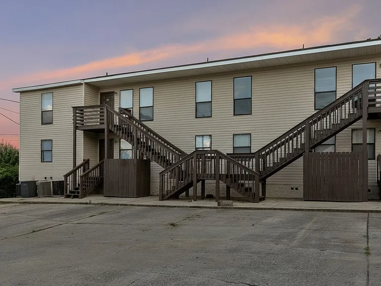 Pineview Apartments — Photo 18