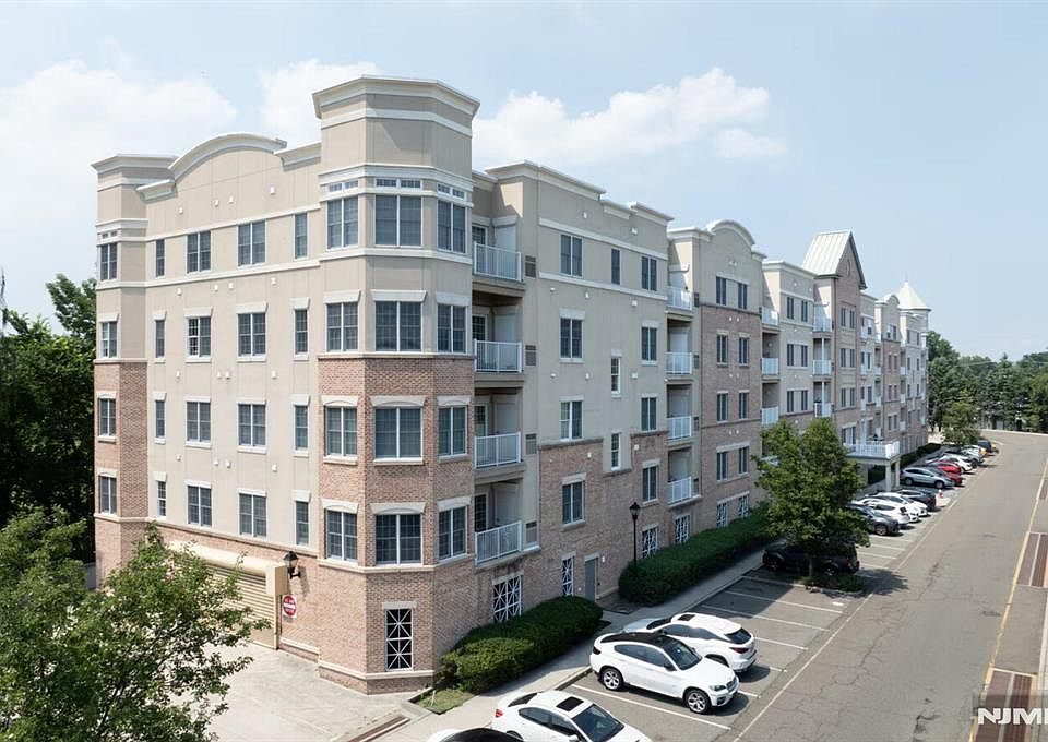 1st image of 1305 Windsor Park Ct #305