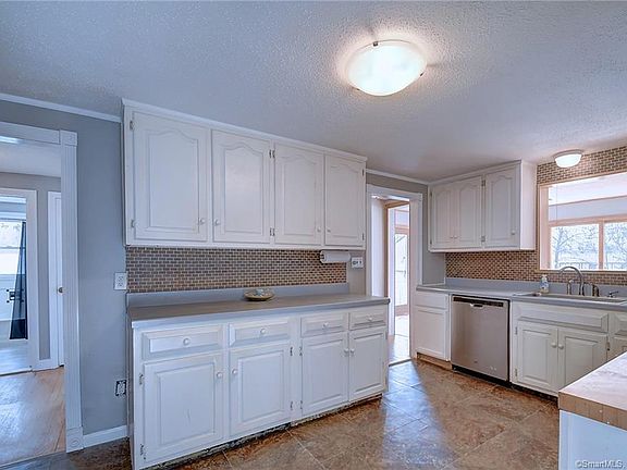 5th image of 23 Glastonbury Ave