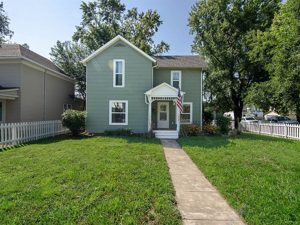 1st image of 200 E 1st St