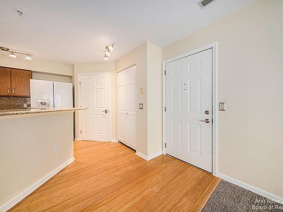 3rd image of 1587 Oakfield Dr