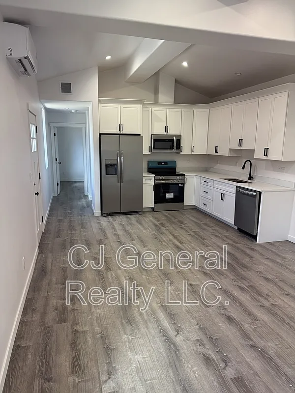 2 bed, 1.0 bath, 850 sqft, $3,000 — Photo 1