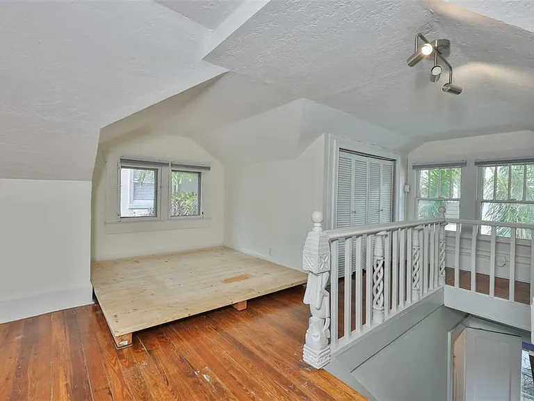 340 Moffett Ct N — Photo 13