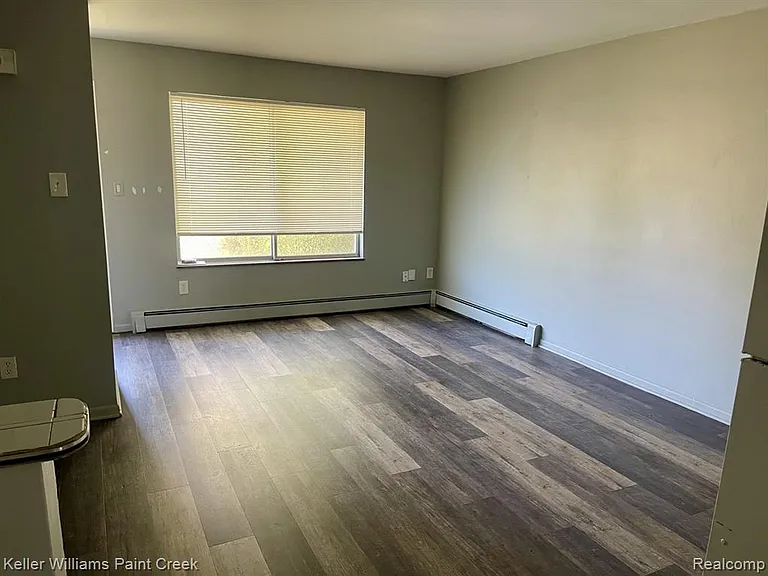 474 W Marshall St — Photo 2