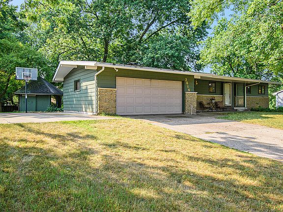 3rd image of 2614 Wyandotte Dr NE