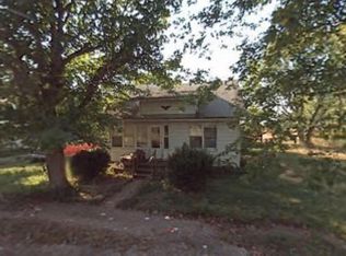1133 E Spurgeon School St, Oakland City, IN 47584