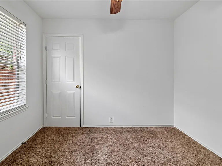 3300 Creekwood Dr — Photo 13