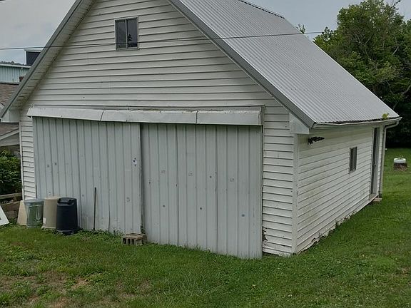 5th image of 530 Center St