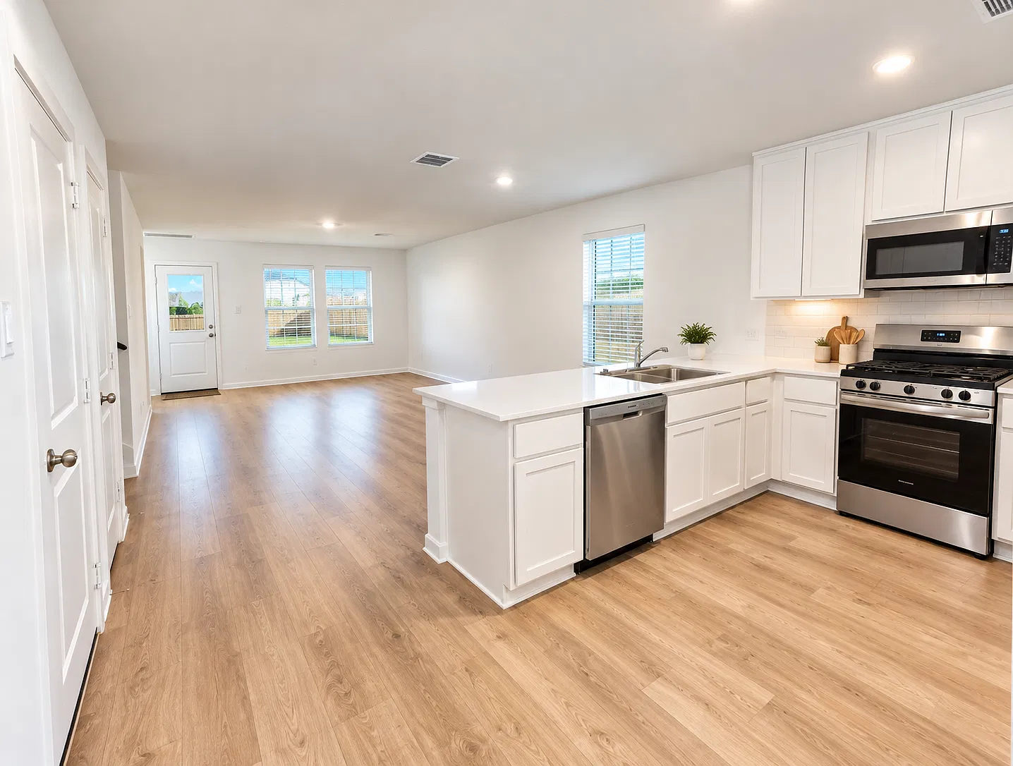 4 bed, 2.5 bath, 1968 sqft, $2,599 — Photo 3