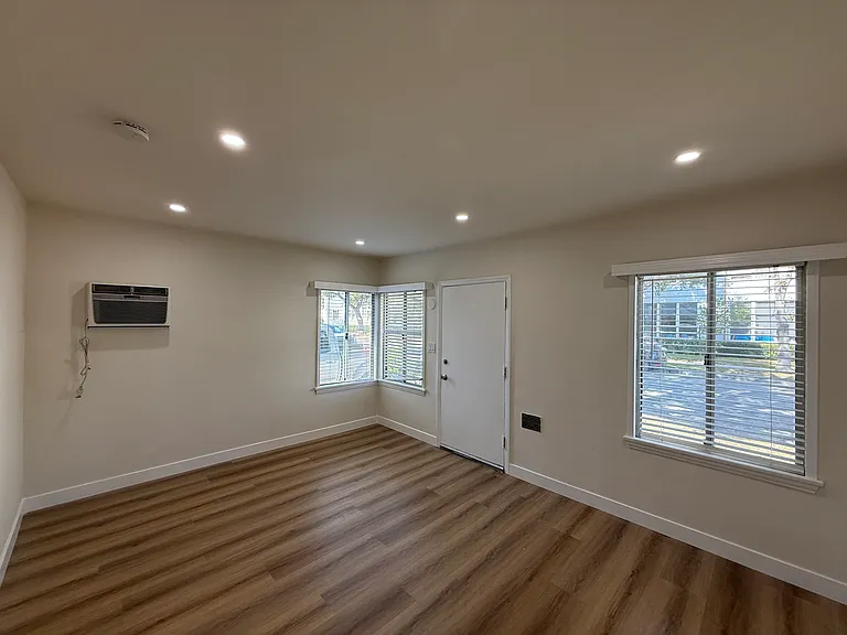 2200 W Olive Ave #111 — Photo 8