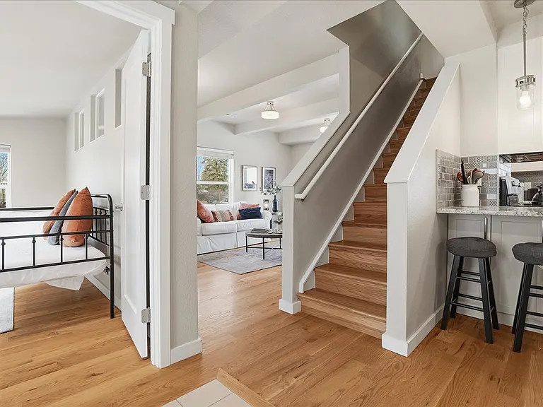 steps to 2nd floor from entry