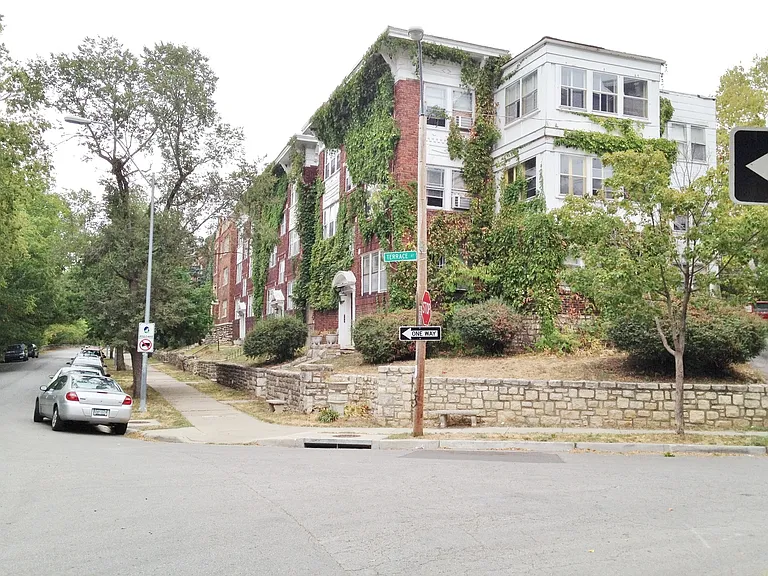 Valentine Place Apartments — Photo 42