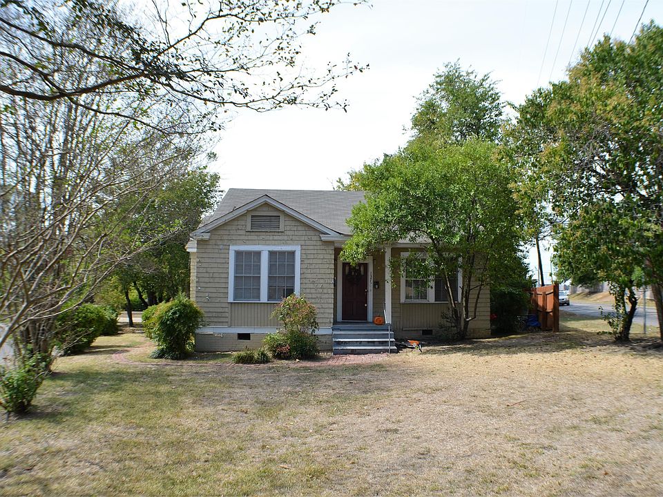 Welcome home to 1375 Felder Avenue!