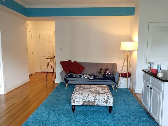 Living room (view 2)