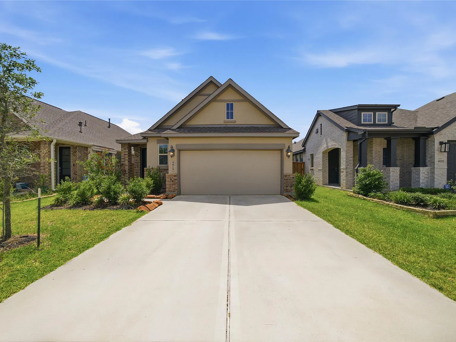 4 bed, 2.5 bath, 1840 sqft, $2,300 — Photo 2