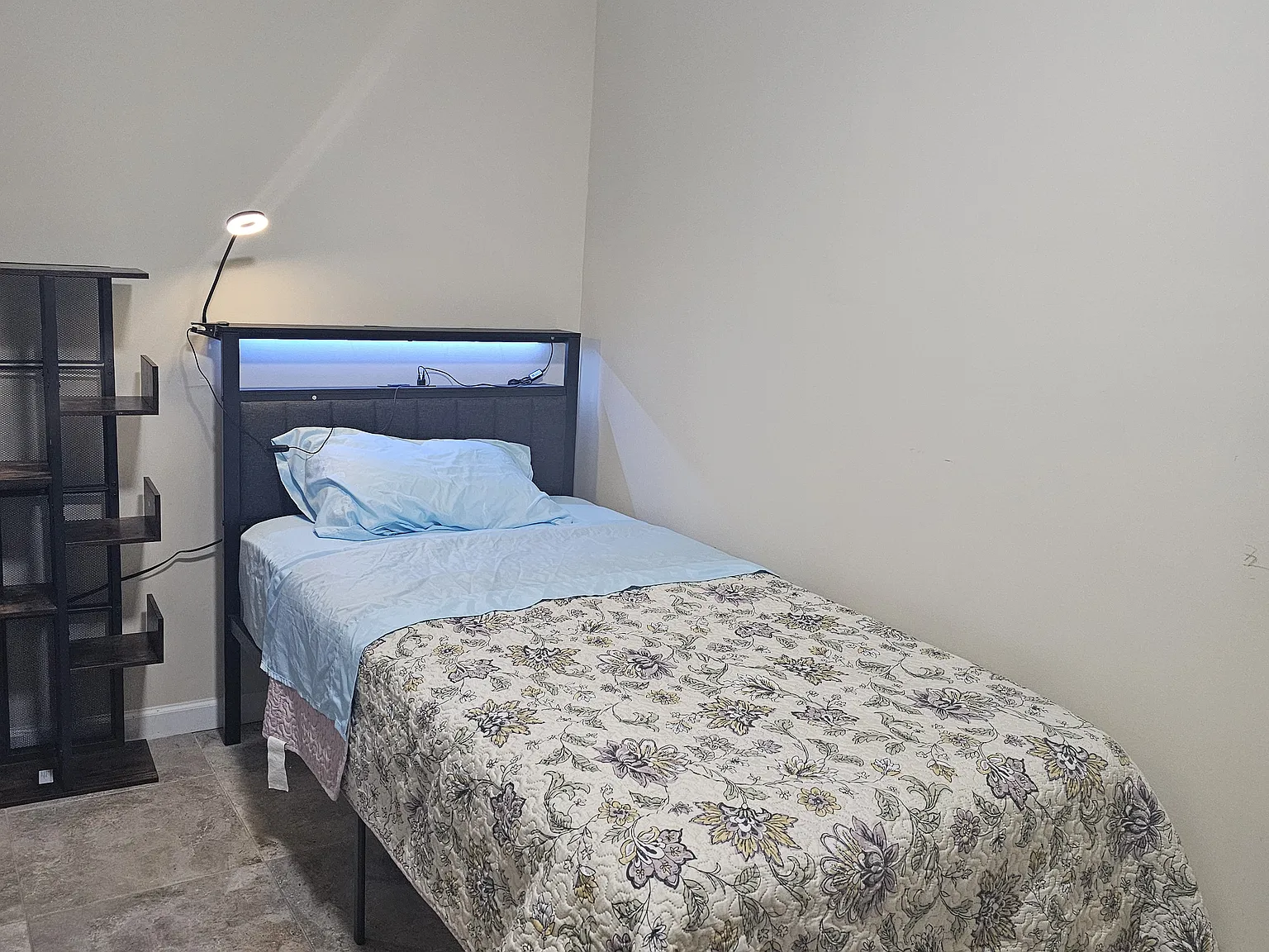 3 bed, $800 — Photo 1