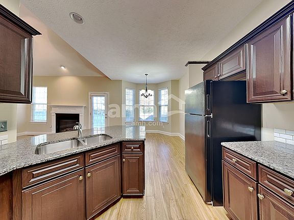 3rd image of 824 Daybreak Dr