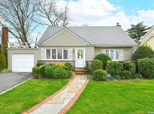 19 Rose Ln, Merrick, NY 11566